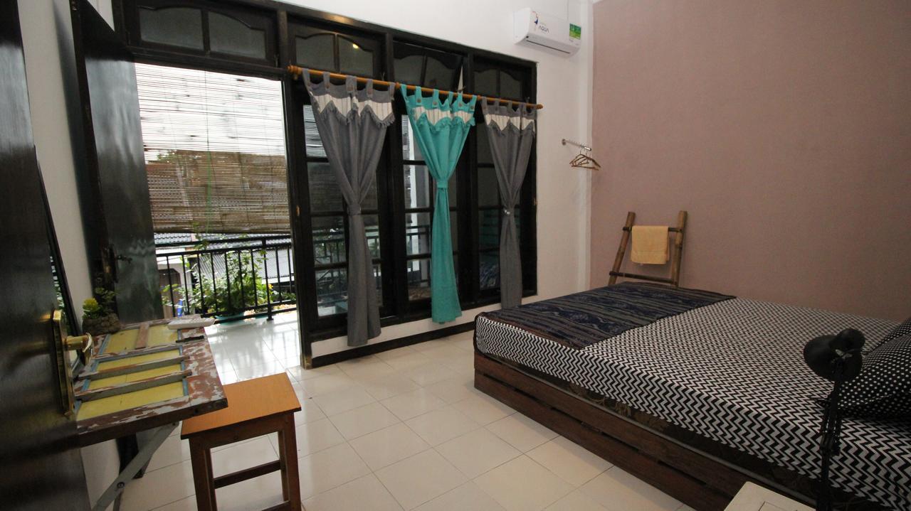 Hati Hati Hostel Yogyakarta Exterior photo