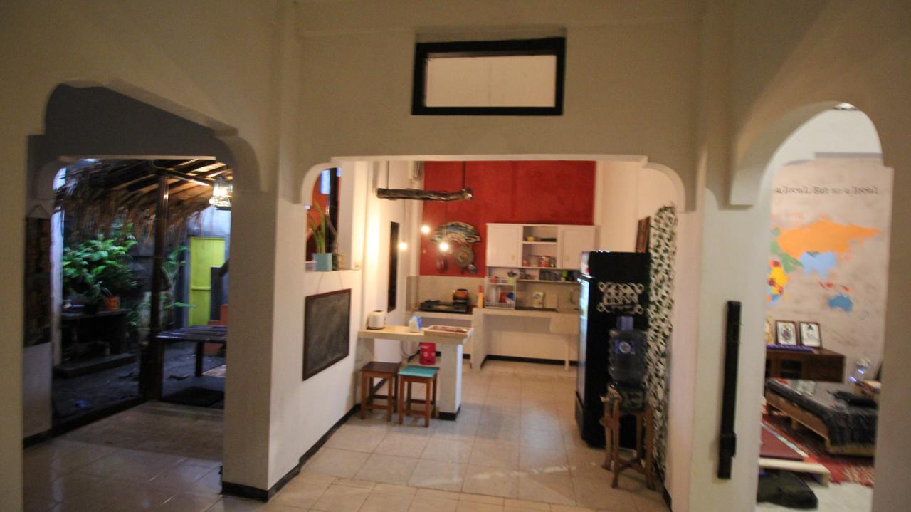Hati Hati Hostel Yogyakarta Exterior photo